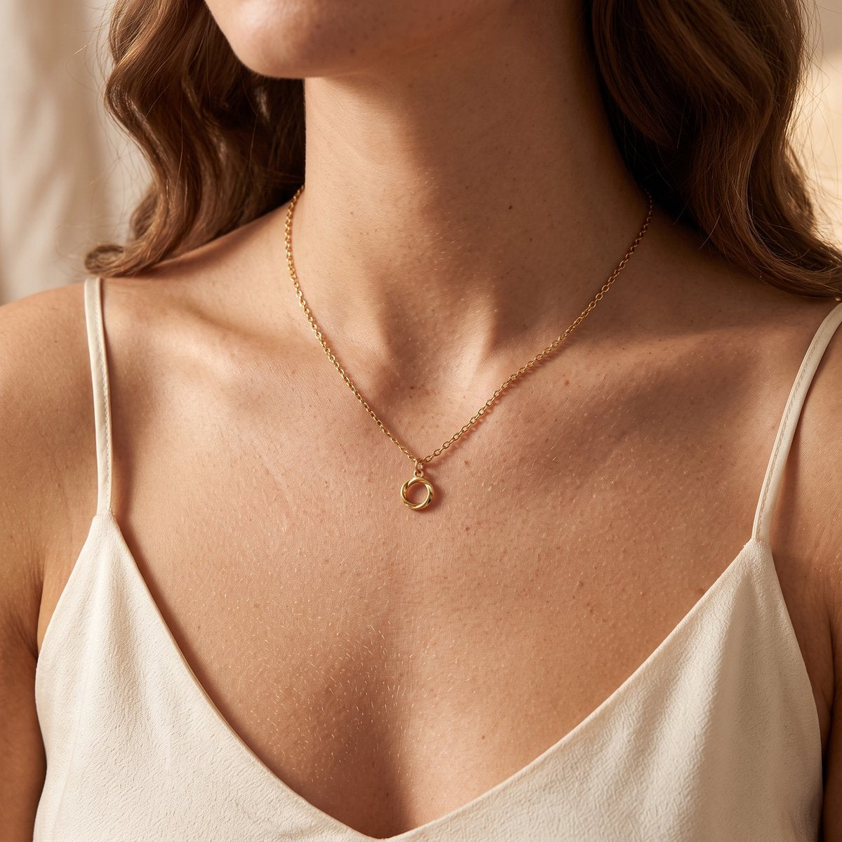 Lundholm Bo ketting goudkleurig gedragen om de hals, minimalistisch Scandinavisch design