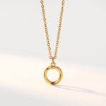 Lundholm Bo ketting goudkleurig met open ronde hanger, premium stainless steel