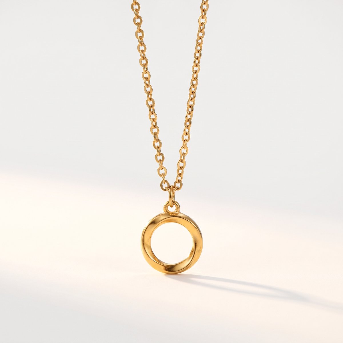 Lundholm Bo ketting goudkleurig met open ronde hanger, premium stainless steel