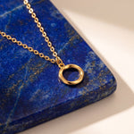 Detail van de open ronde hanger van de Lundholm Bo ketting goudkleurig