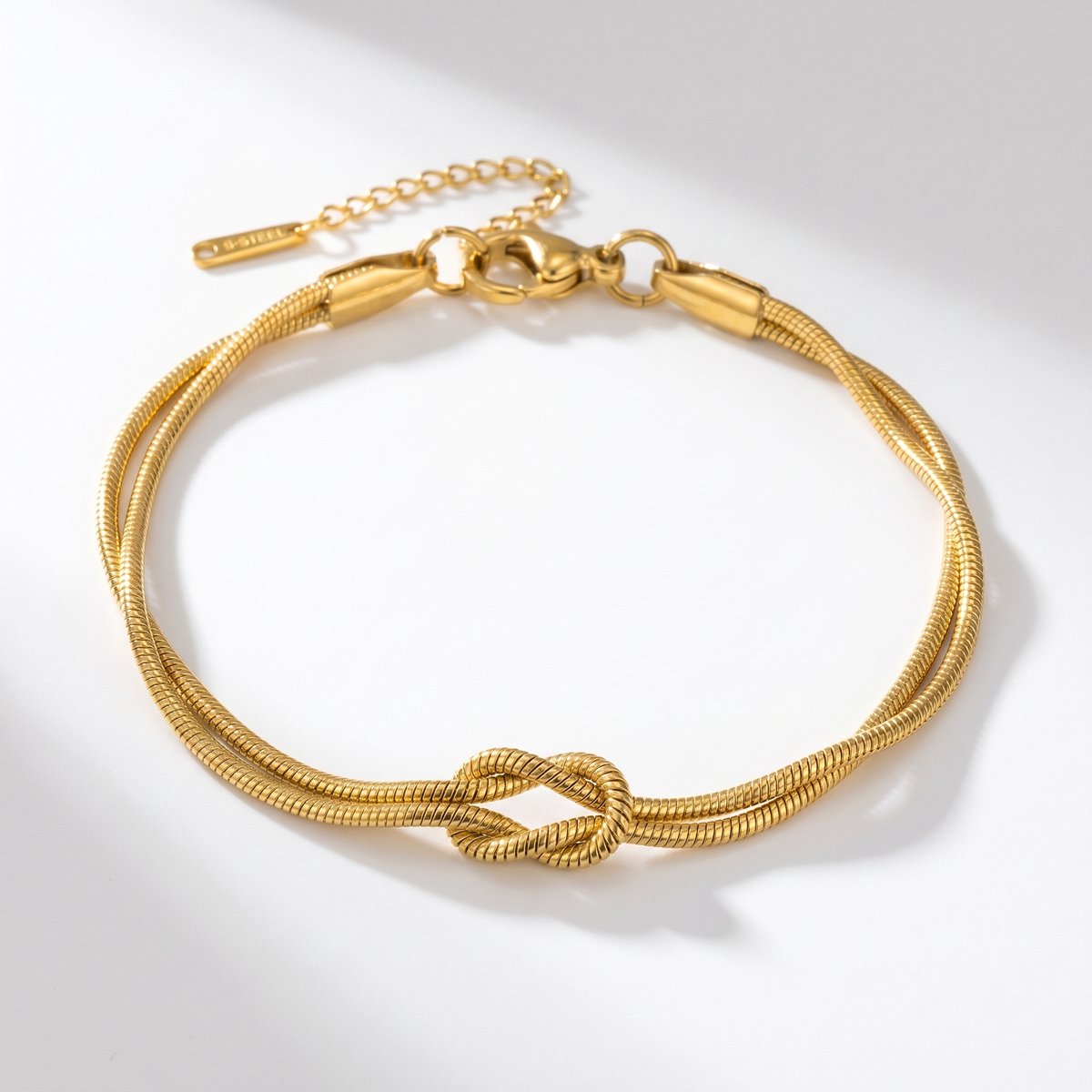 Lundholm Brianna armband dames goudkleurig – dubbele armband met knoop, gold PVD stainless steel