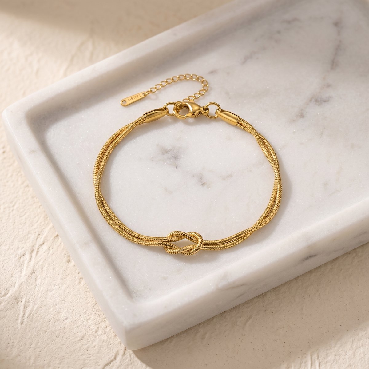 Lundholm Brianna gouden armband met knoopdetail – minimalistische damesarmband