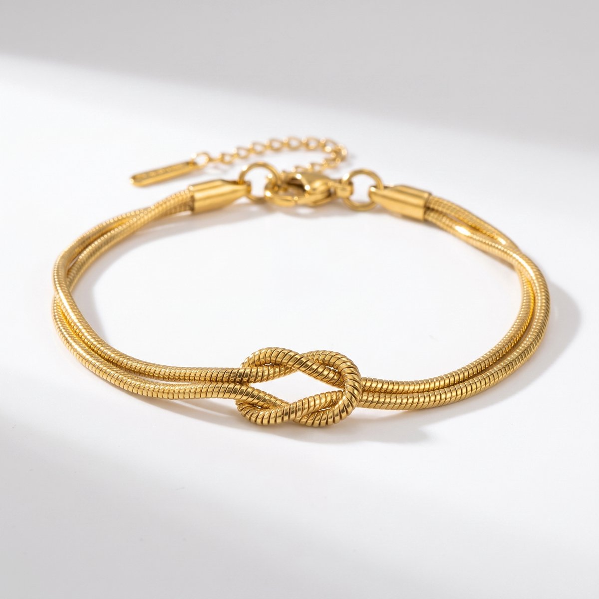 Lundholm Brianna goudkleurige snake chain armband met knoop – Scandinavisch design