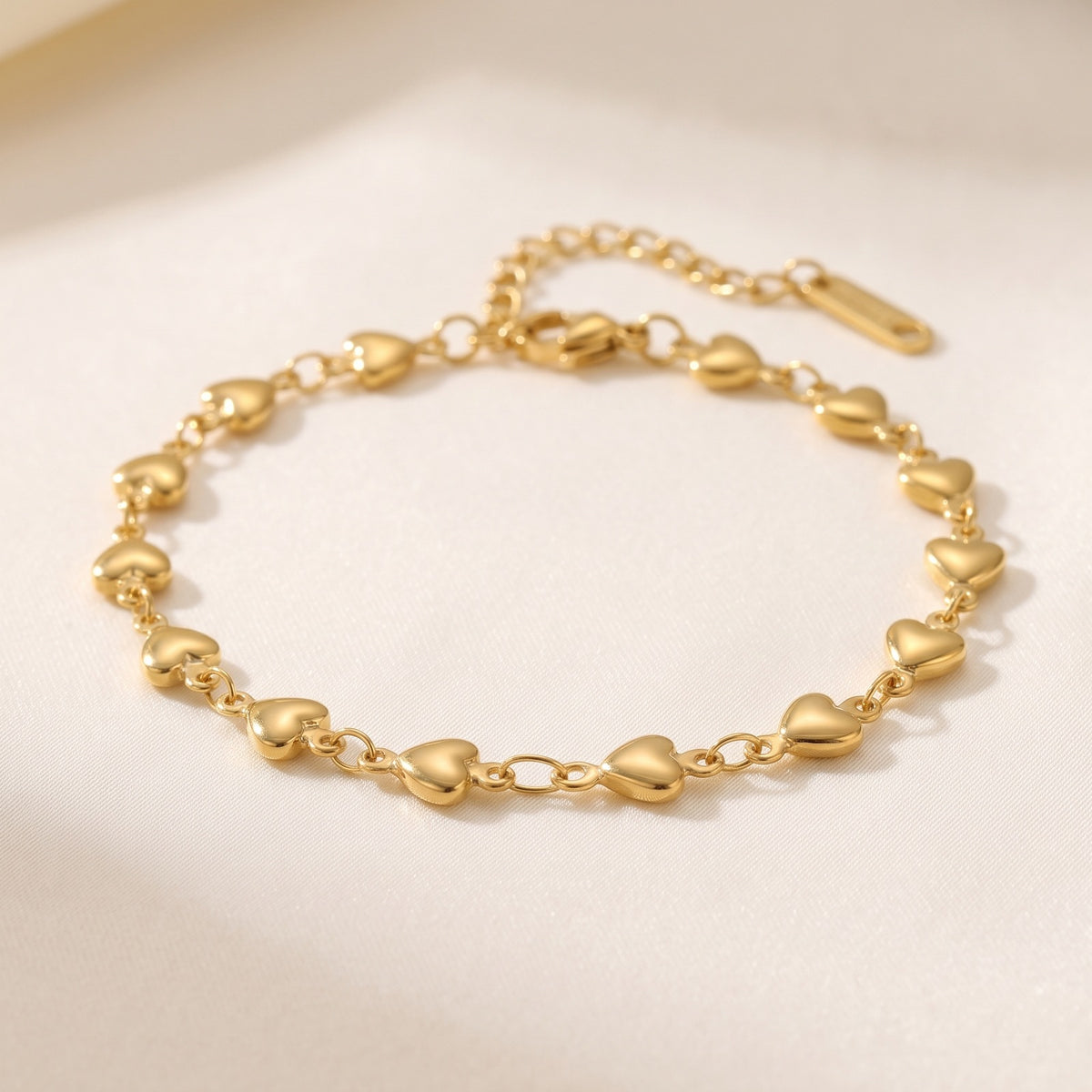 Britte – Minimalistisches Armband mit Herzen – Goldfarben