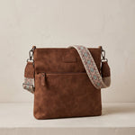 Lundholm bruine crossbody tas dames met afneembare schVrouw draagt Lundholm bruine schoudertas crossbody — lifestyle fotoouderband