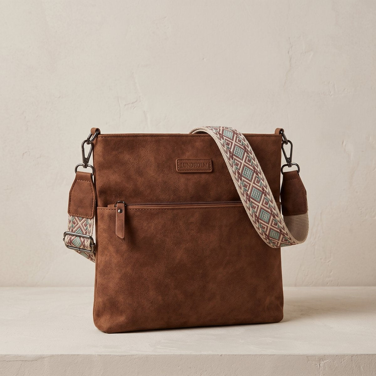 Lundholm bruine crossbody tas dames met afneembare schVrouw draagt Lundholm bruine schoudertas crossbody — lifestyle fotoouderband