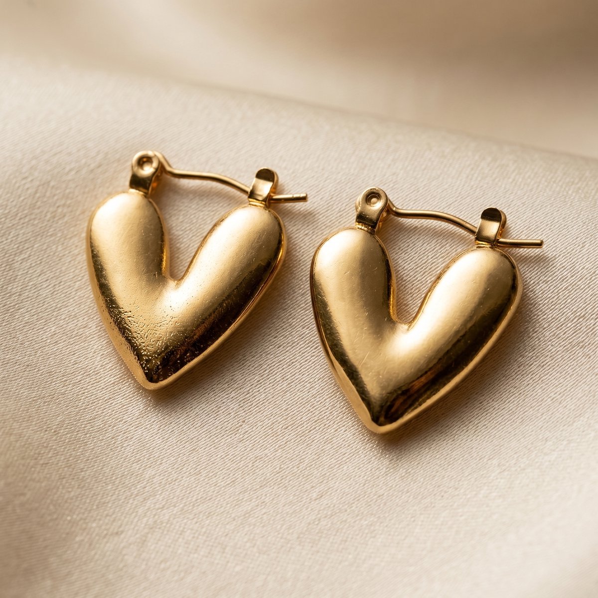Lundholm Carmen heart studs detail