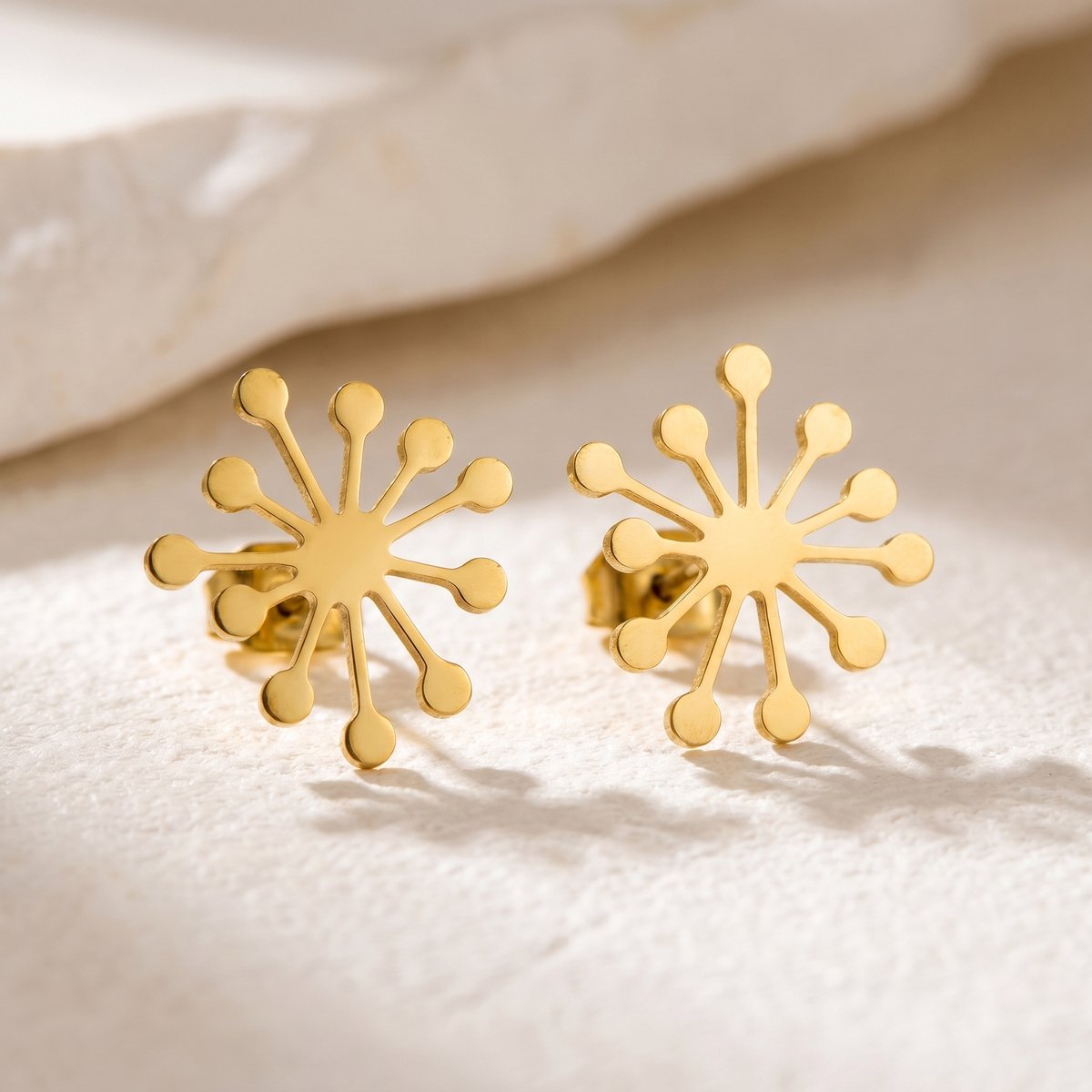 Lundholm Claudia oorknopjes dames goudkleurig – paardenbloem design, gold PVD stainless steel