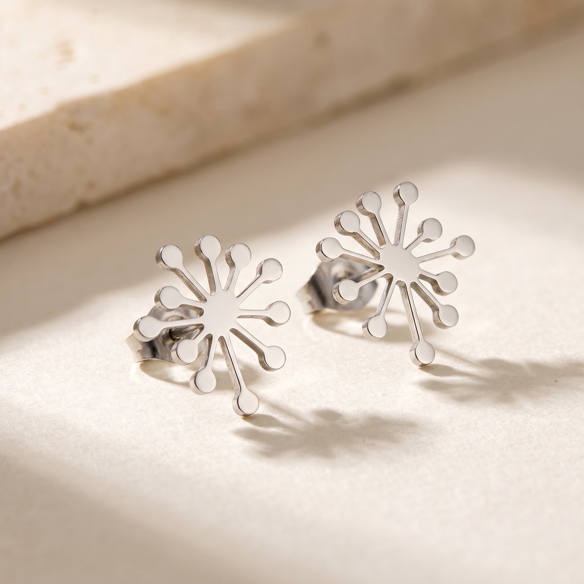 Lundholm Claudia oorknopjes dames zilverkleurig – paardenbloem design, stainless steel