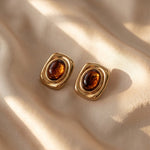 Lundholm Cleo oorknopjes amberkleurige steen detail