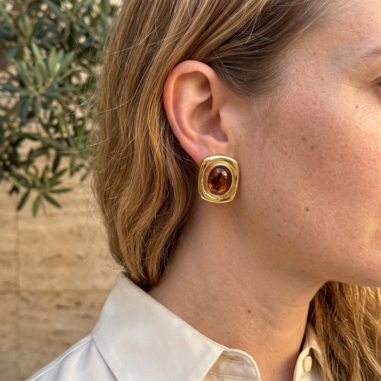 Lundholm Cleo oorknopjes amber gedragen
