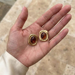 Lundholm Cleo oorknopjes amber in de hand