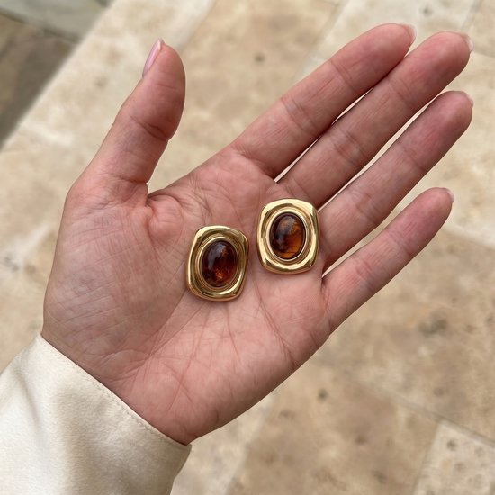 Lundholm Cleo oorknopjes amber in de hand