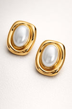 Lundholm Cleo Serie vintage oorstekers met imitatie parel in goudkleurig, elegante styling productfoto