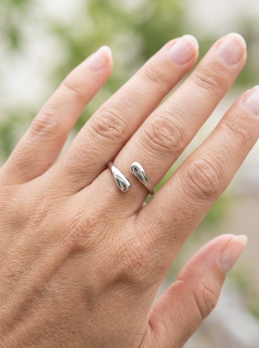 Lundholm Dagny zilveren druppel ring gedragen aan de hand – one size verstelbaar