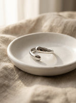 Lundholm Dagny zilverkleurige open ring in een wit schaaltje op linnen – cadeau voor haar