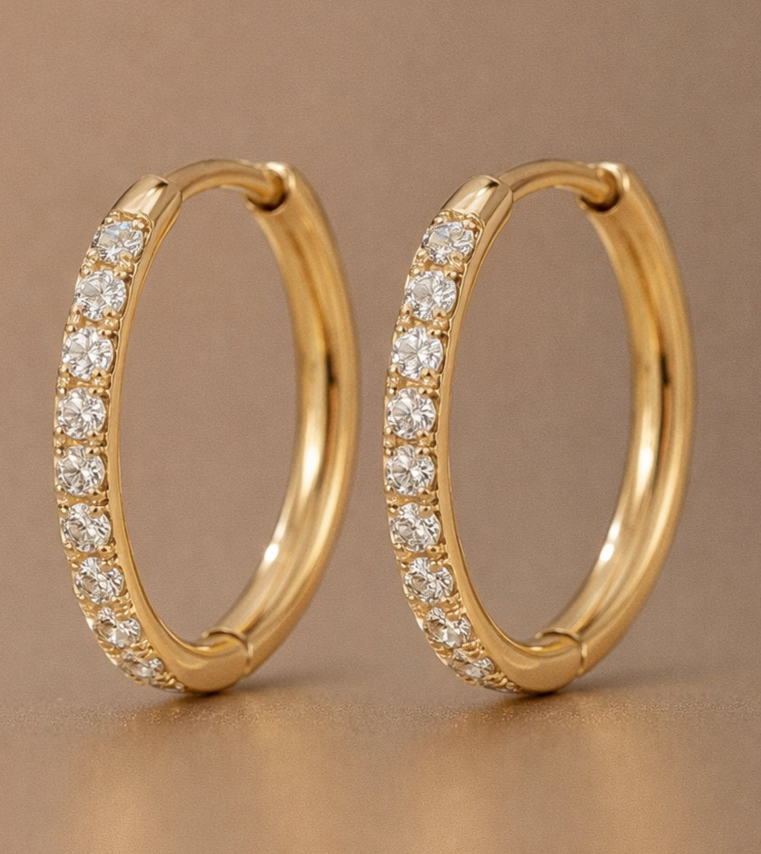 Lundholm My Delia creolen oorringen met zirkonia steentjes in goudkleurig 18mm, productfoto