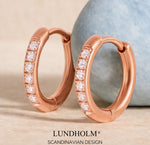 Lundholm My Delia creolen oorringen met zirkonia steentjes in rosegoud, Scandinavian Design productfoto