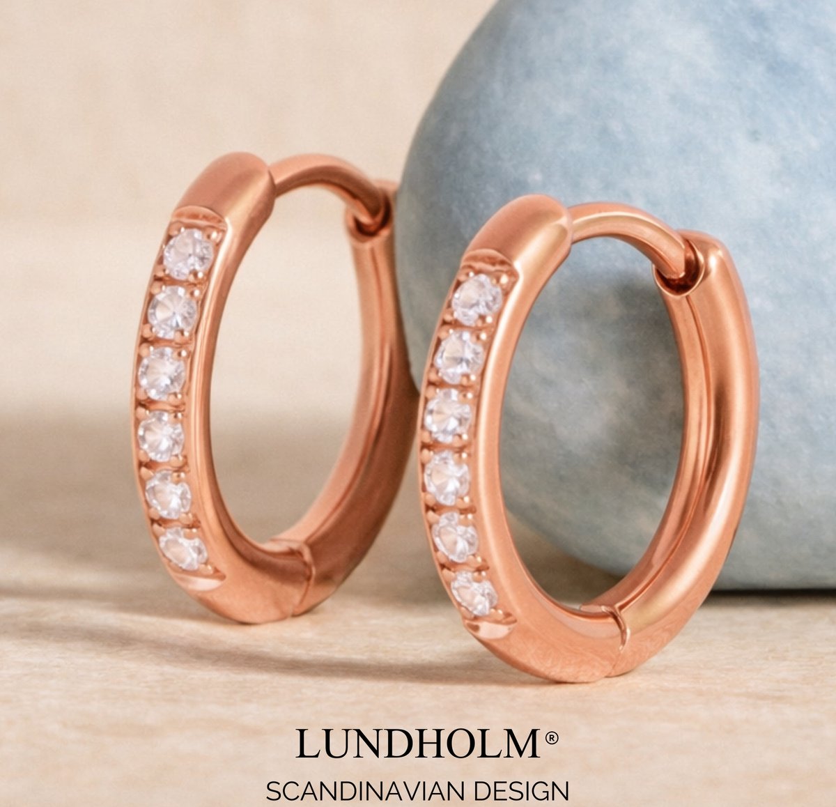 Lundholm My Delia creolen oorringen met zirkonia steentjes in rosegoud, Scandinavian Design productfoto