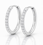 Lundholm My Delia creolen oorringen met zirkonia steentjes in zilverkleurig 18mm, productfoto witte achtergrond