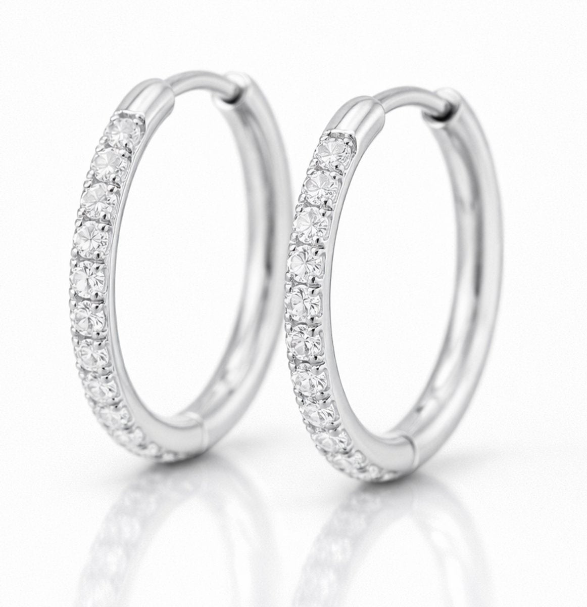Lundholm My Delia creolen oorringen met zirkonia steentjes in zilverkleurig 18mm, productfoto witte achtergrond