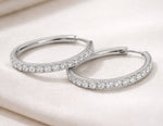Lundholm My Delia creolen oorringen met zirkonia steentjes in zilverkleurig 18mm op satijn, styling productfoto