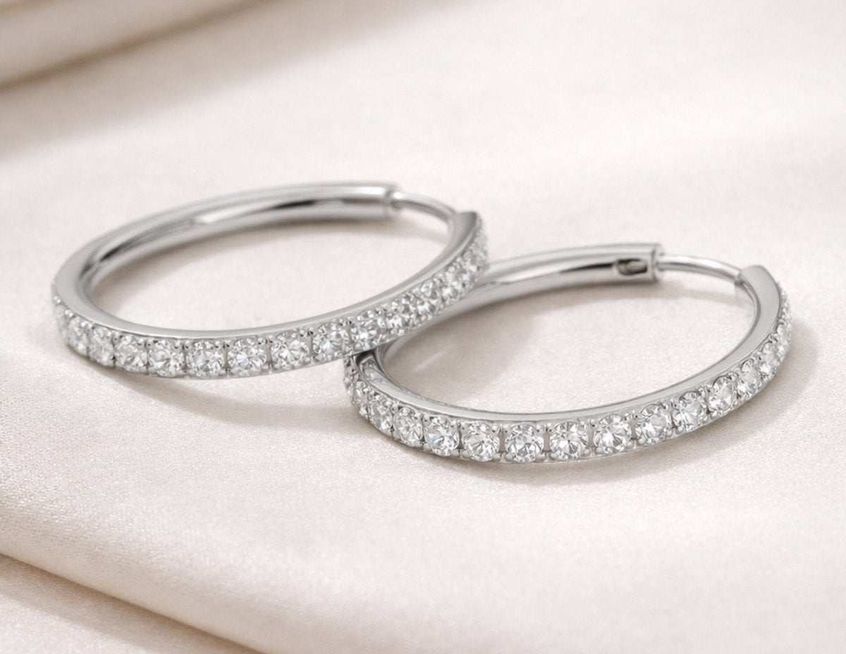 Lundholm My Delia creolen oorringen met zirkonia steentjes in zilverkleurig 18mm op satijn, styling productfoto