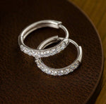Lundholm My Delia creolen oorringen met zirkonia steentjes in zilverkleurig op leder, sfeervolle styling