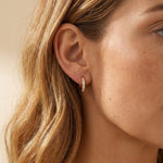 Lundholm Delia huggie oorringen 11 mm met zirkonia goudkleurig – foto 4