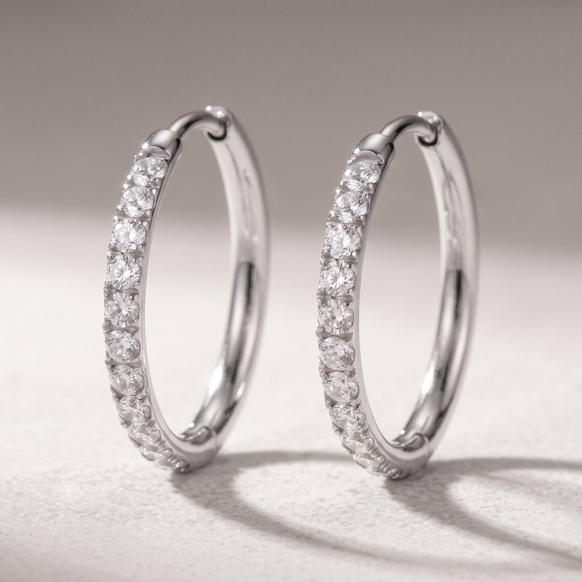 Lundholm Delia oorringen 16 mm zilverkleurig – hoops met zirkonia, stainless steel