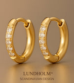 Lundholm Delia creolen oorringen dames goud 11 mm met zirkonia — premium stainless steel Scandinavisch design