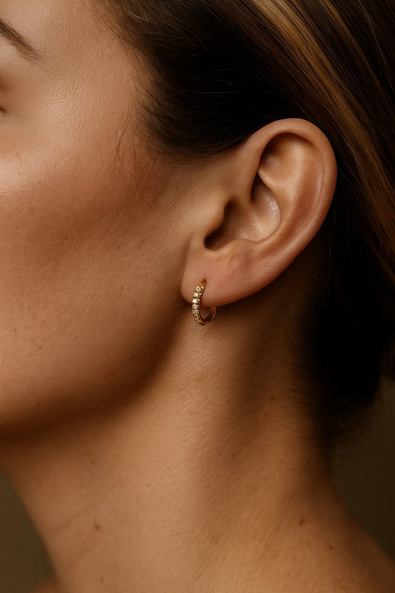 Lundholm Delia goud creolen 11 mm detail — zirkonia steentjes gold plated stainless steel dames