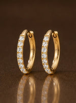 Lundholm Delia goud creolen 14 mm detail — zirkonia steentjes gold plated stainless steel dames
