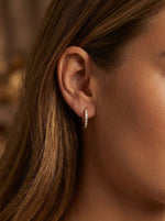 Lundholm Delia goud creolen 16 mm detail — zirkonia steentjes gold plated stainless steel dames