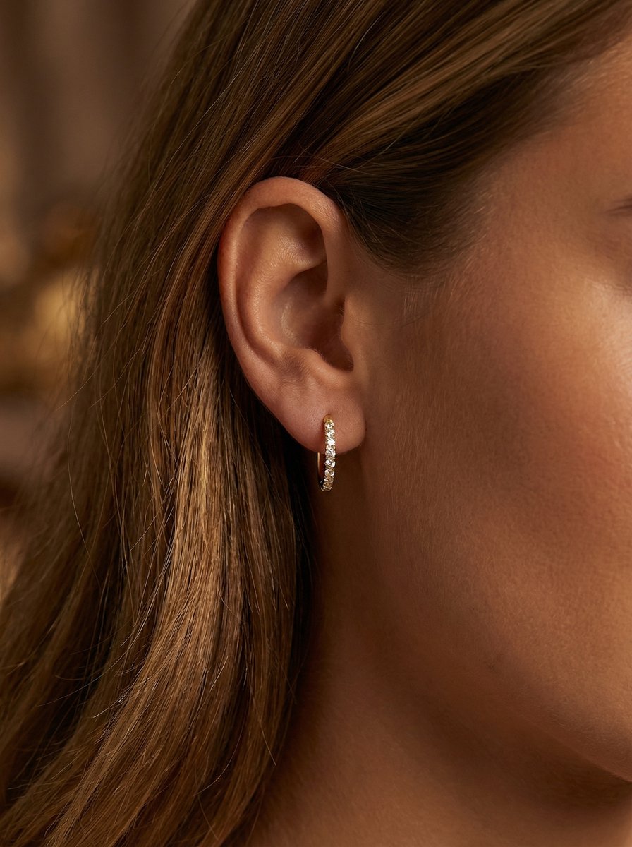Lundholm Delia goud creolen 16 mm detail — zirkonia steentjes gold plated stainless steel dames