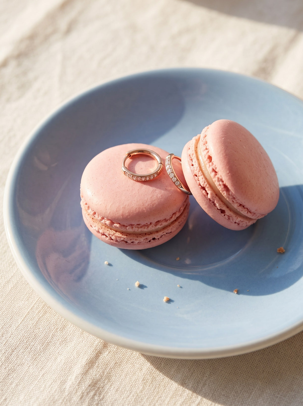 Lundholm Delia kleine oorringen met zirkonia roségoudkleurig op roze macarons