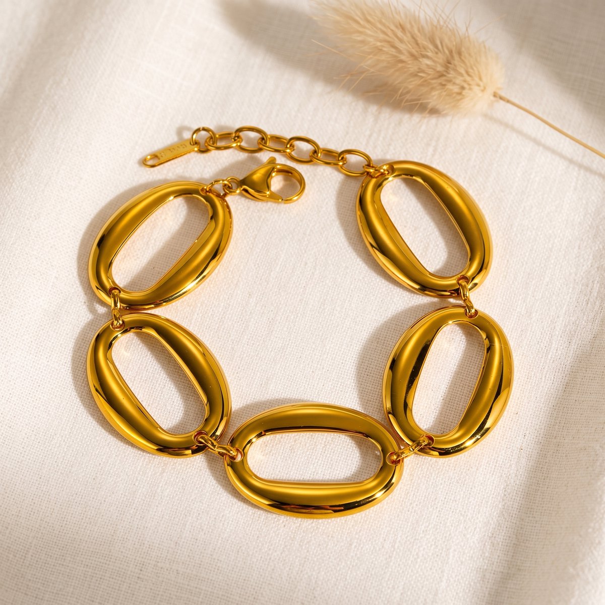 Lundholm Delphine armband dames goudkleurig – grove schakelarmband met ovale schakels, gold PVD stainless steel