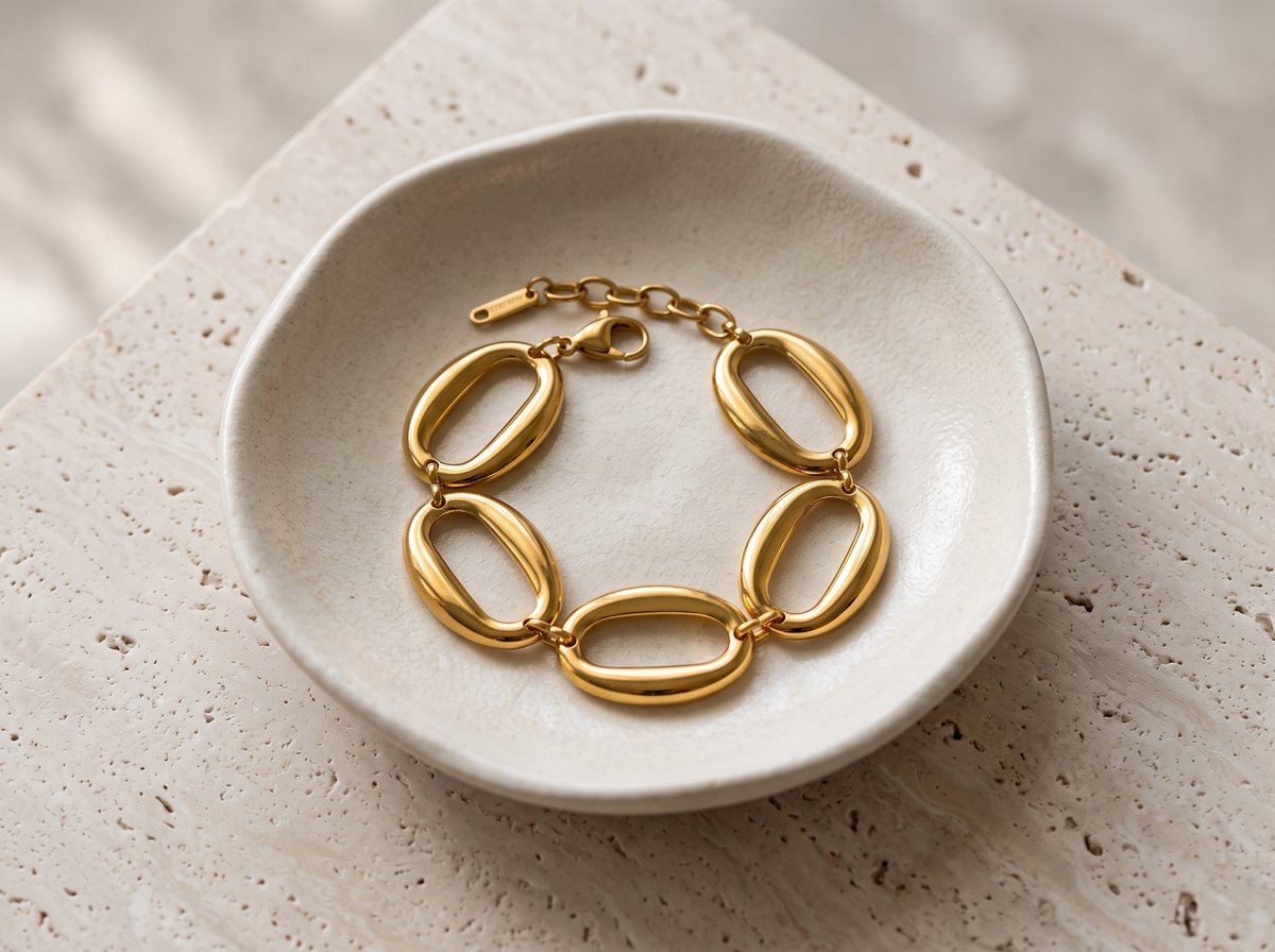 Lundholm Delphine gouden schakelarmband in een schaaltje