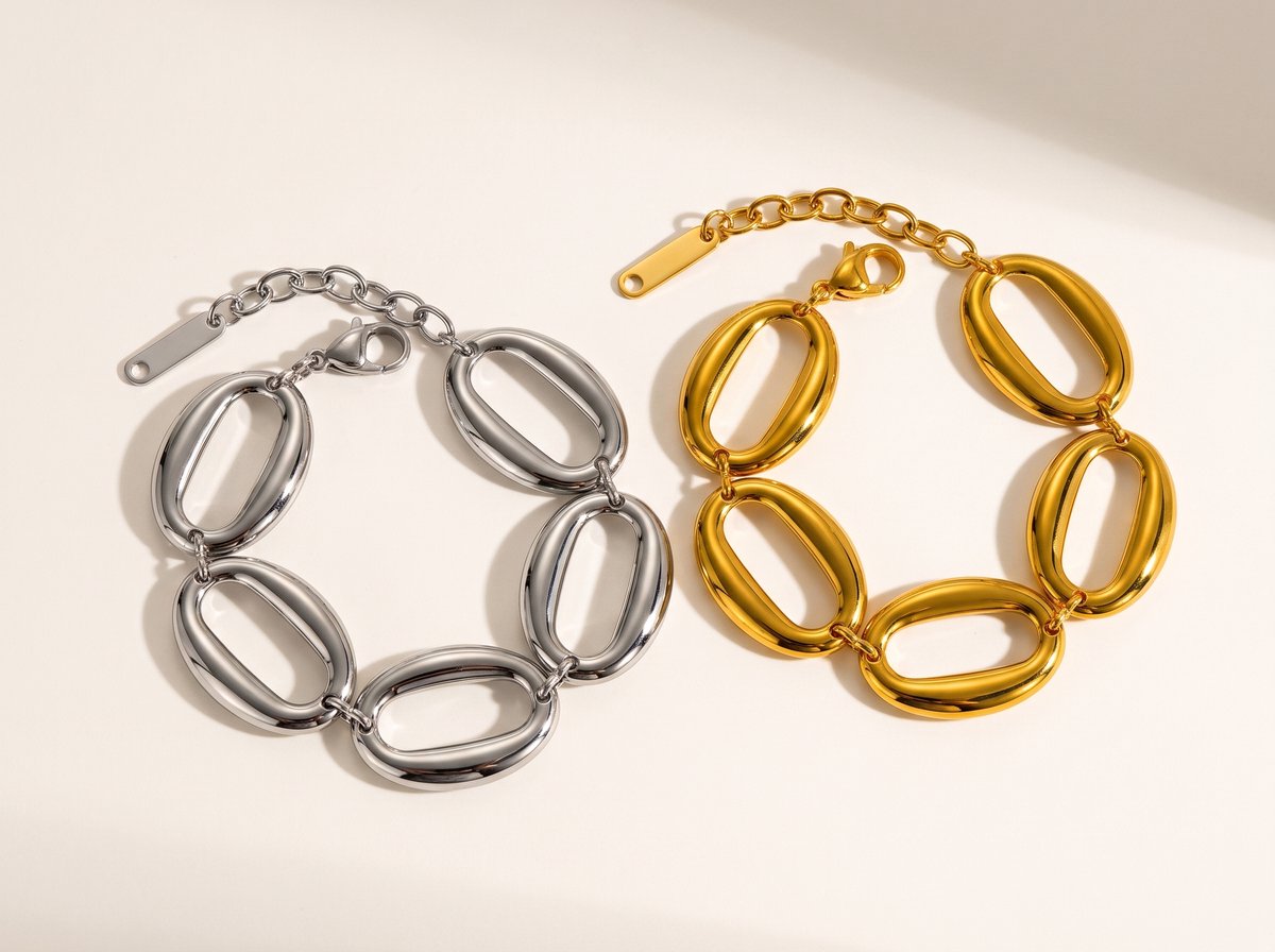 Lundholm Delphine armband in goud en zilver naast elkaar