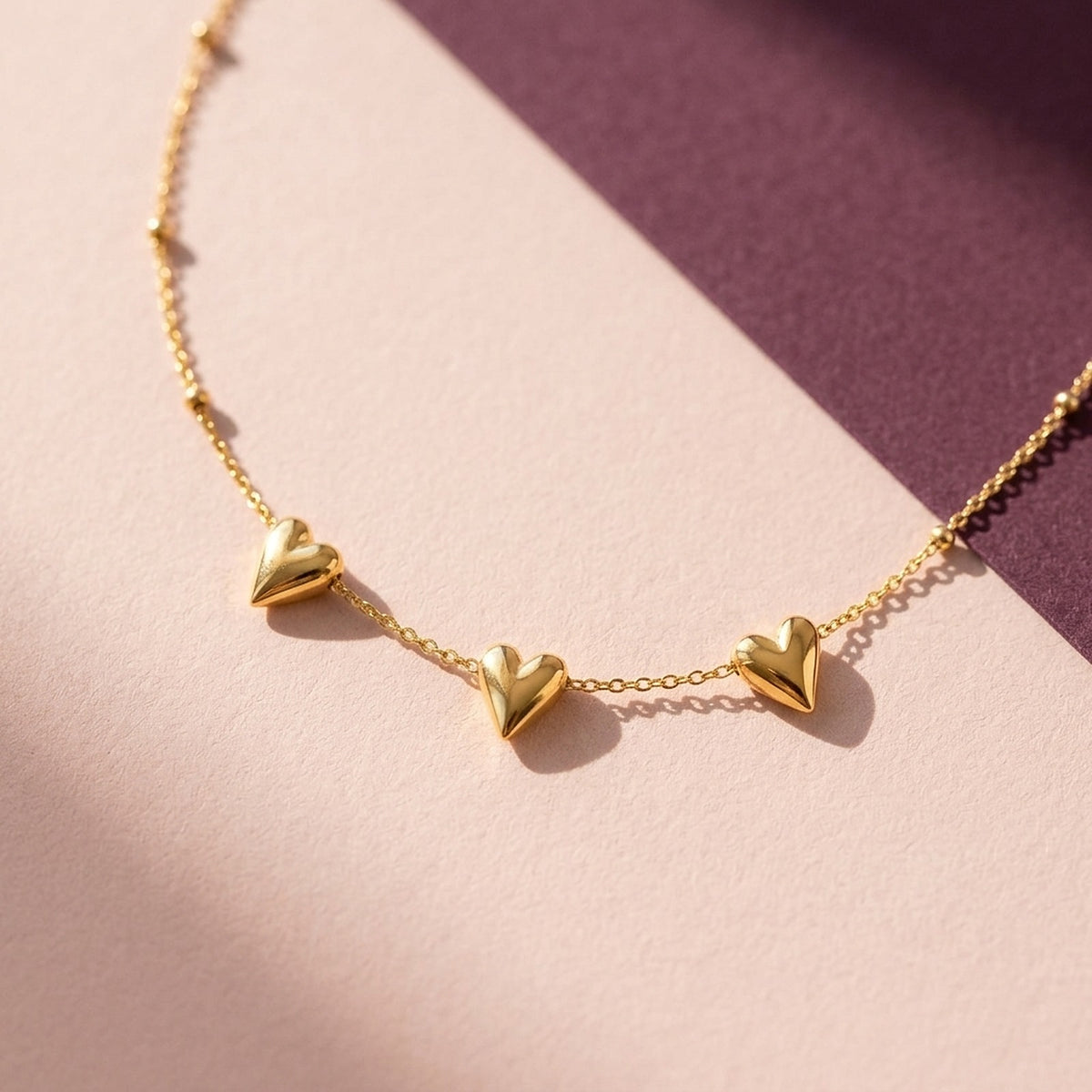 Dyna – Halskette mit drei Herzen – Goldfarben