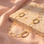 Lundholm Eden statement ketting goud op travertin