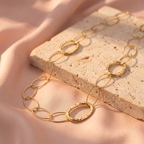 Lundholm Eden statement ketting goud op travertin