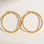 Lundholm Eefje oorringen 5 cm goudkleurig – grote hoops, gold PVD stainless steel