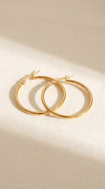 Lundholm Eefje oorringen dames goudkleurig 3 cm – stainless steel hoops met klapsluiting