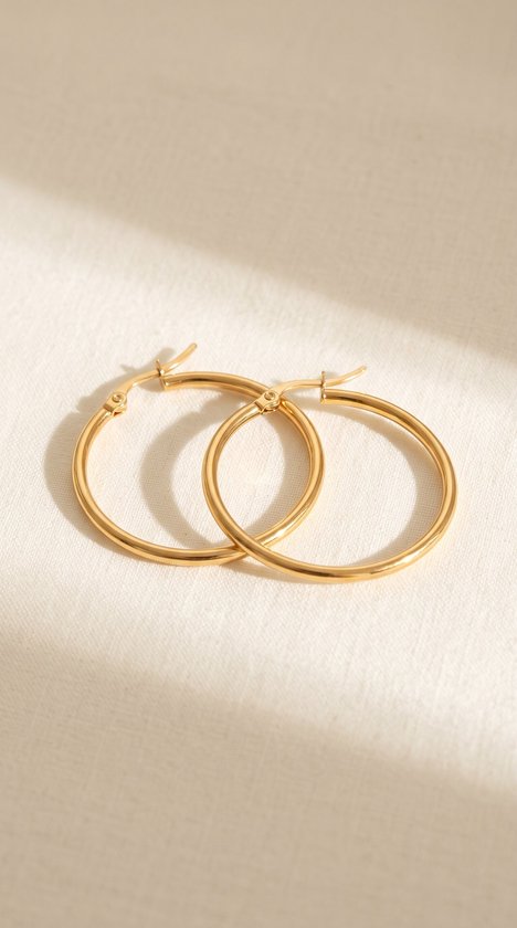 Lundholm Eefje oorringen dames goudkleurig 3 cm – stainless steel hoops met klapsluiting