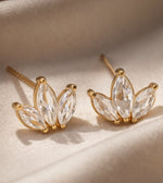 Lundholm Elara zirkonia studs oorknopjes lotus design in goudkleurig, macro close-up productfoto