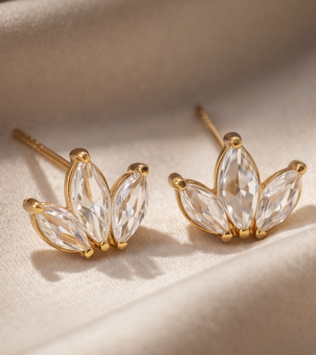 Lundholm Elara zirkonia studs oorknopjes lotus design in goudkleurig, macro close-up productfoto