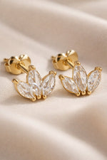 Lundholm Elara zirkonia studs oorknopjes lotus design in goudkleurig op satijn, sfeervolle styling