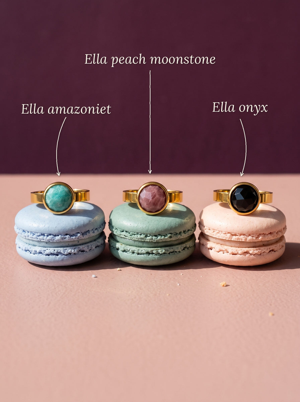 Lundholm Ella ringen goudkleurig met amazoniet, peach moonstone en onyx, met hun namen erbij, op macarons