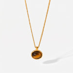 Lundholm Elodie ketting goudkleurig met ovale tijgeroog hanger, premium stainless steel